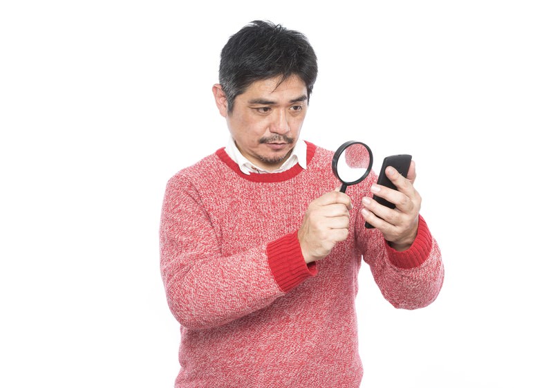 スマホを見る50代男性