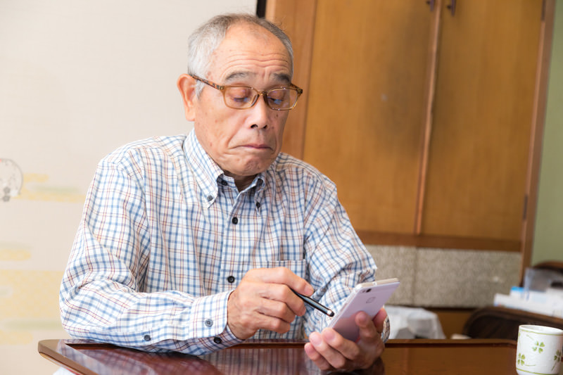 終活をする老人